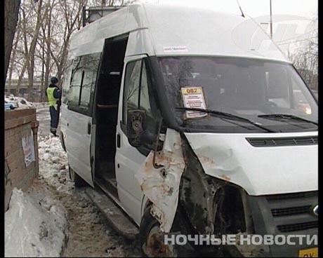 Скверное утро: в Екатеринбурге маршрутка въехала в кирпичное ограждение. Одну пассажирку госпитализировали. Объяснения водителя и пассажиров расходятся